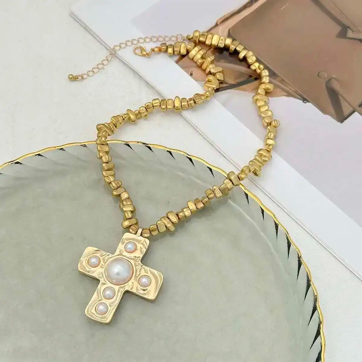 Colar Cruz Pérola Dourada Luxo