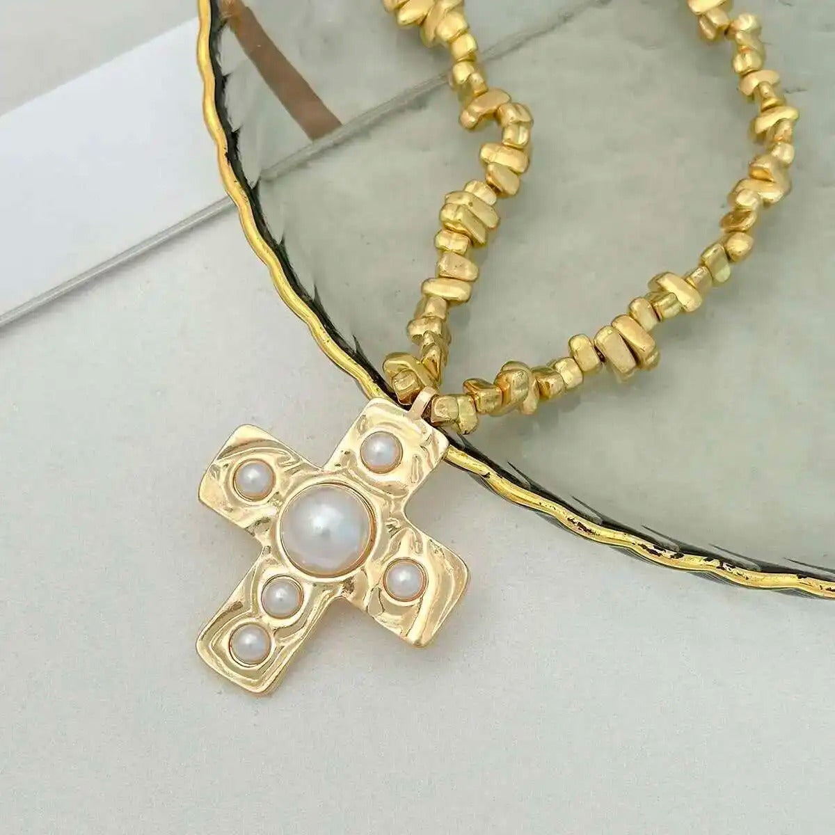 Colar Cruz Pérola Dourada Luxo